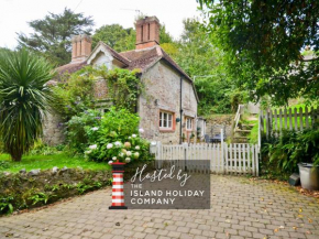1 Apse Castle Cottage - Chocolate Box Cottage, Pet-Friendly Luxury Cottage, surrounded by Ancient Woodland in Shanklin